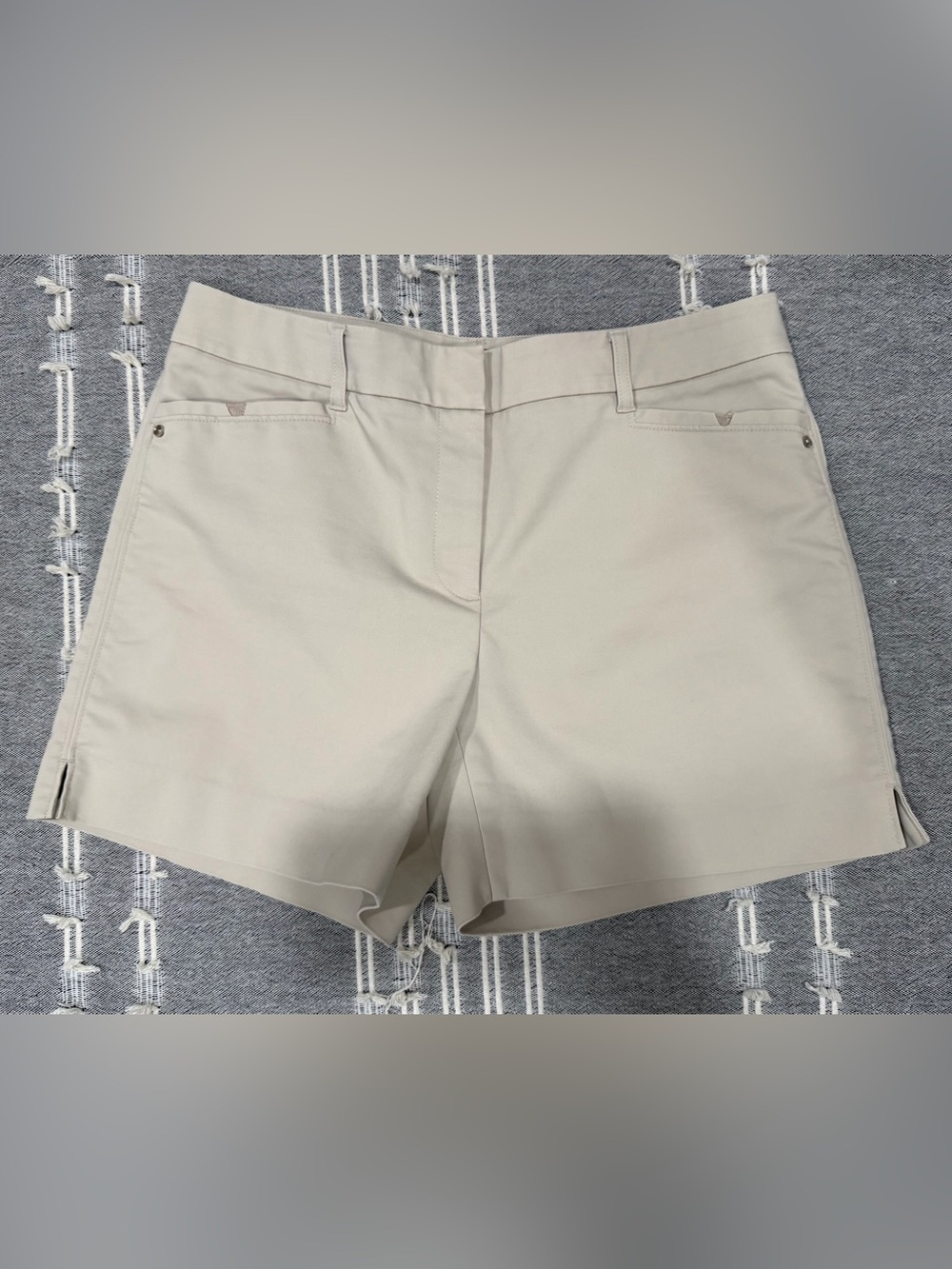 White House Black Market 5 Inch Tan/Cream Tailored Shorts size 4